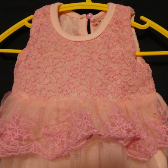 Pink lace dress, toddler girl, xs, single pink button back fastened - Picture 3 of 12